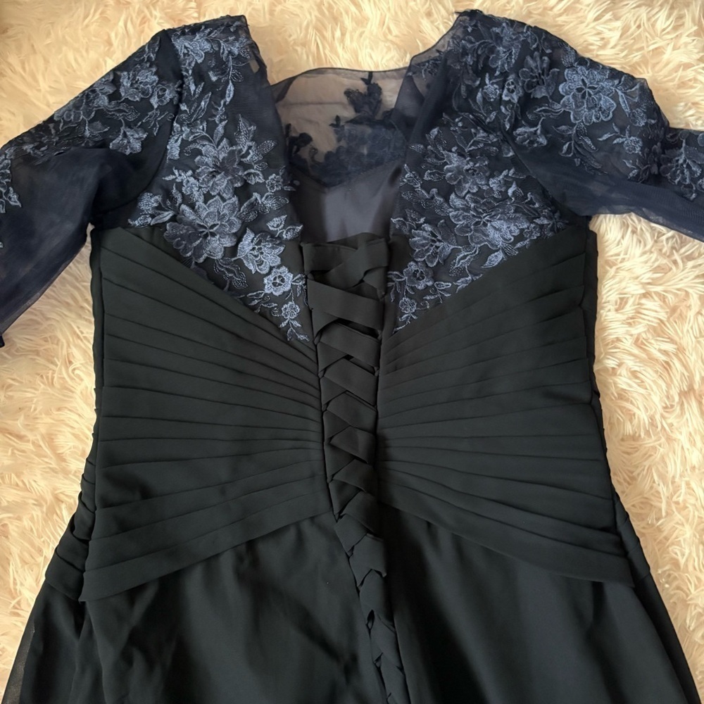 Elegant Navy Blue Gown with Lace Detail Sz 16 Mother of the Bride Floral Maxi - Picture 10 of 11